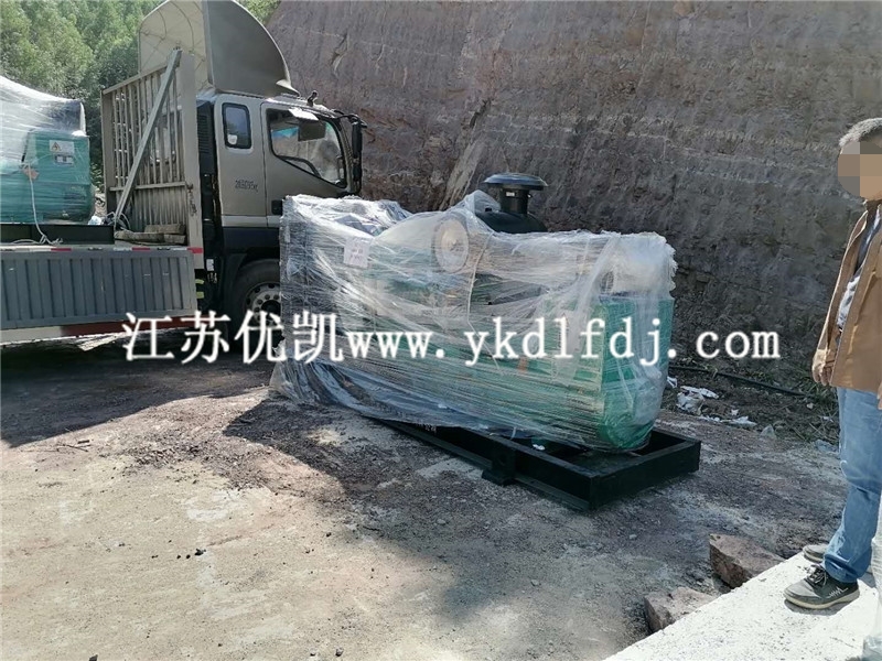 2020年10月22日，300KW康明斯發電機組3臺交付路面施工單位使用